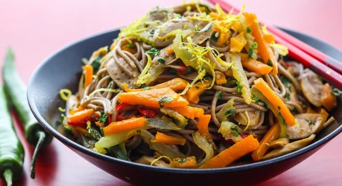 Острая гречневая лапша с тыквой и сосисками