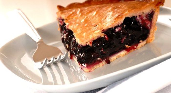 Пирог с тремя видами ягод и ванильным мороженым