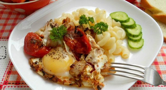 Яичница с салом и помидорами