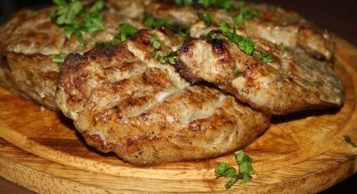 Барбекю из свиного карбонада на решетке на мангале