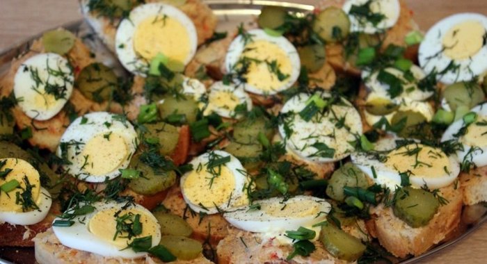 Бутерброды с консервированным лососем