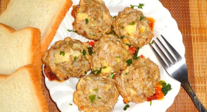 Тефтели с красным рисом и кабачком