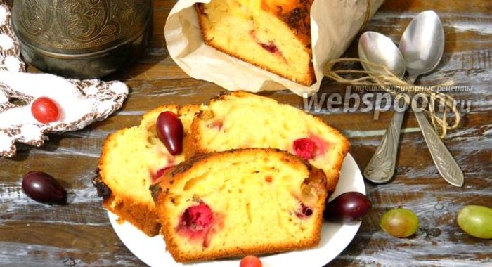 Кекс с виноградом и кизилом