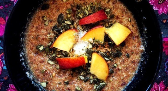 Льняная каша сыроедческая с кокосом и персиком
