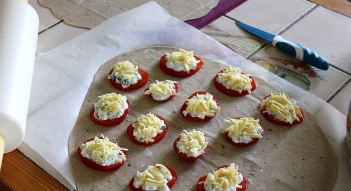 Пирожки с помидорами, творогом и козьим сыром