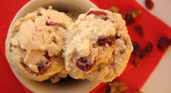 Сливочное мороженое с вяленой клюквой и грецким орехом