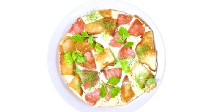 Омлет с сухариками и колбасой