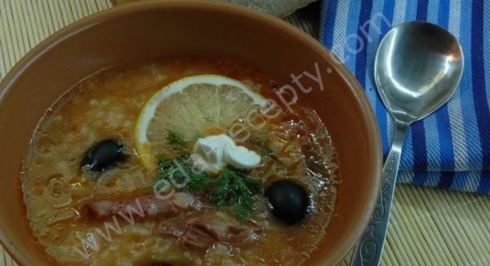 Суп солянка с копченостями