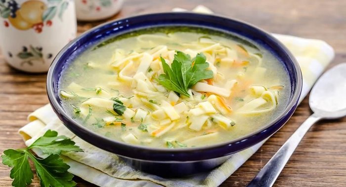 Суп с домашней лапшой на курином бульоне