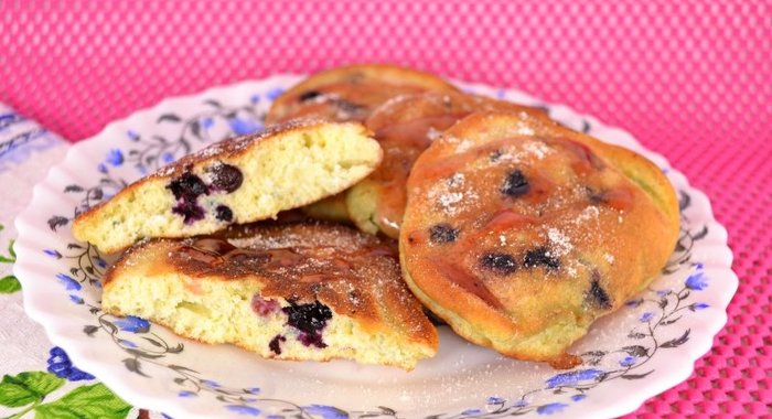 Бисквитные оладьи с черникой