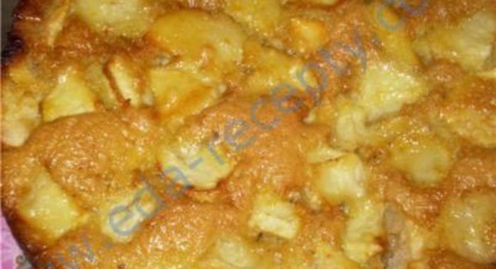 Простая шарлотка с яблоками