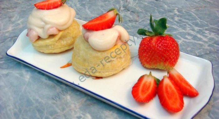 Пирожные из слоеного теста с кремом