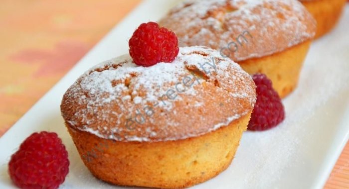 Кексы с малиной и фундуком