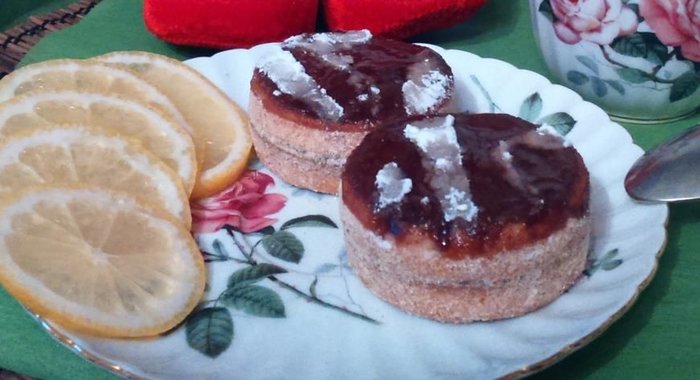 Песочное пирожное с яблочно-имбирным конфитюром и глазурью