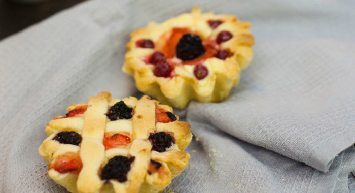 Итальянские пирожные с рикоттой и свежими ягодами