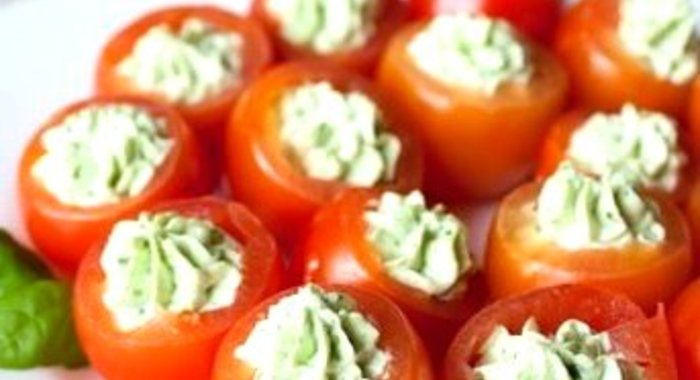 Помидоры черри, фаршированные сырным кремом с базиликом