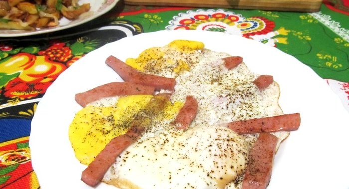 Яичница с колбасой