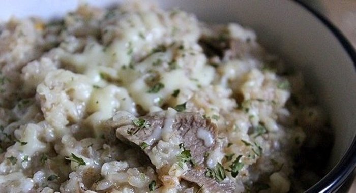 Каша из многозерновых хлопьев с говядиной и сыром