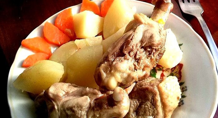 Утка, тушенная с картошкой