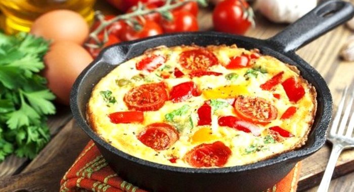 Омлет с болгарским перцем, грибами, помидорами и грудинкой