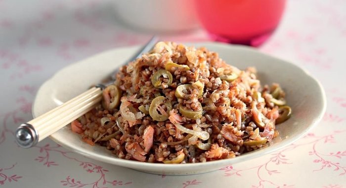 Гречневая каша с лососем и оливковым маслом