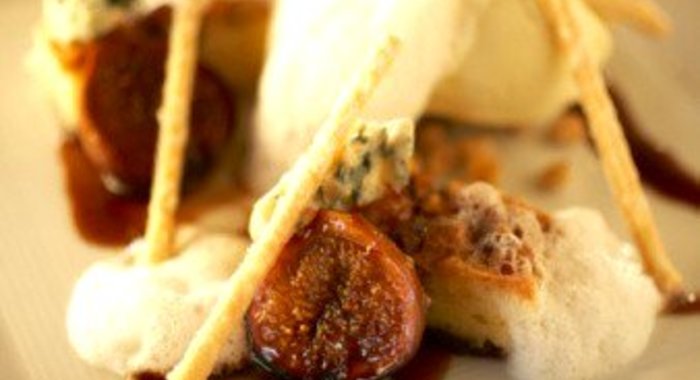 Печеный инжир с красным вином, орехами и маскарпоне