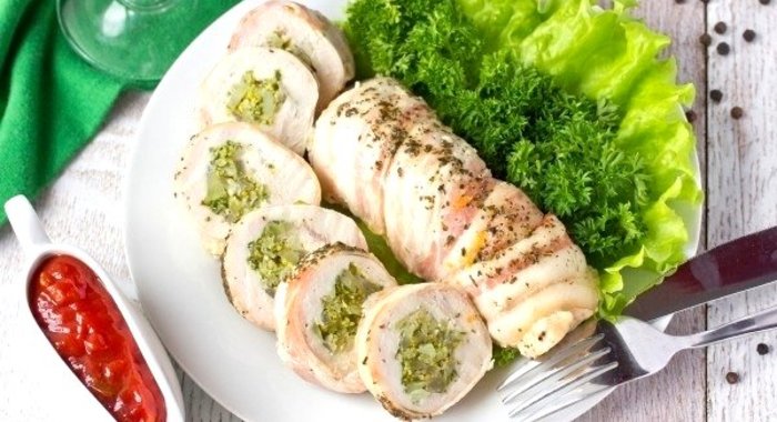 Запечённые рулетики из куриного филе в беконе с начинкой из брокколи