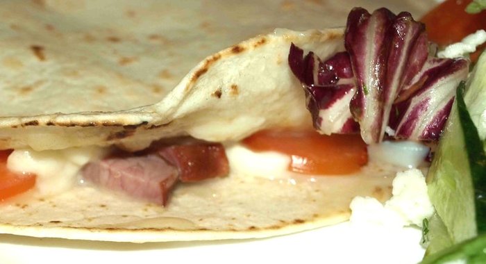 Итальянская лепешка с помидорами, копченной говядиной и сыром моцарелла