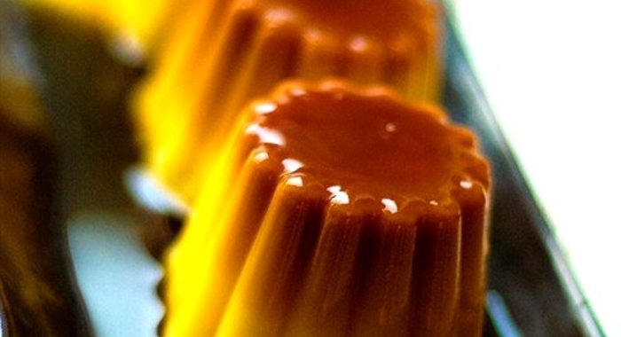 Крем-карамель с лимонной травой, чили, саке и анисом