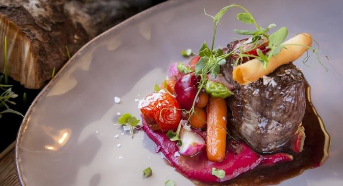 Оленина со свекольным муссом и терпким соусом из черной смородины