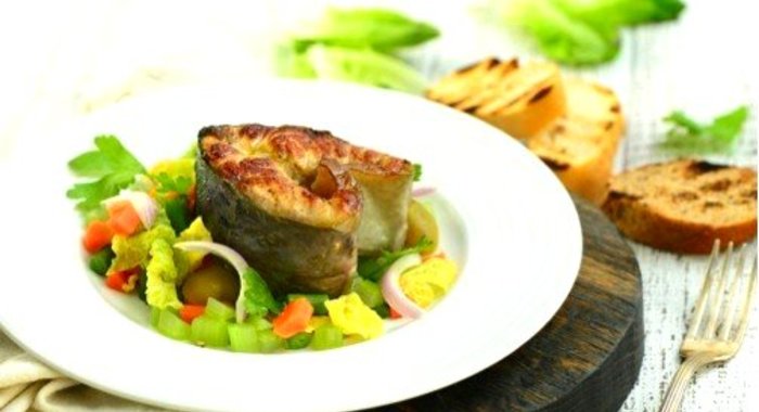 Стейк из осетрины с овощами