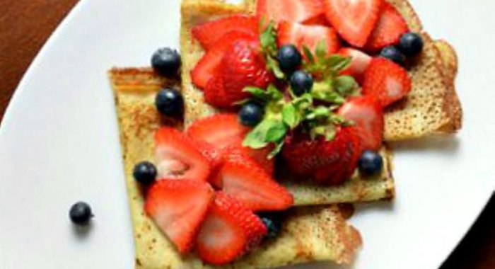 Блины с клубникой и голубикой