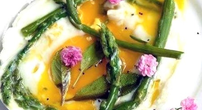 Яичница со спаржей