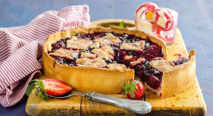 Открытый пирог с ягодами