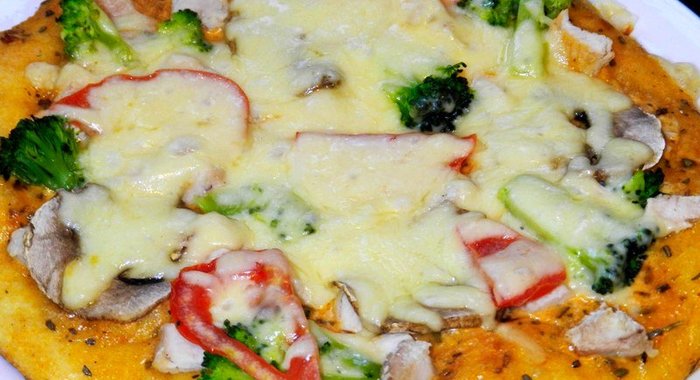 Пицца с курицей и брокколи