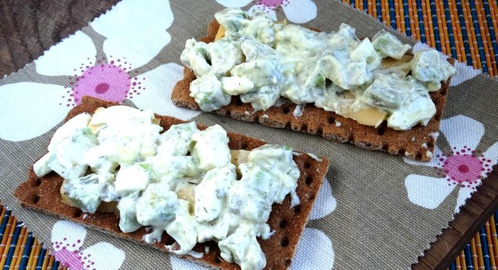 Бутерброды с авокадо сыром и яйцом