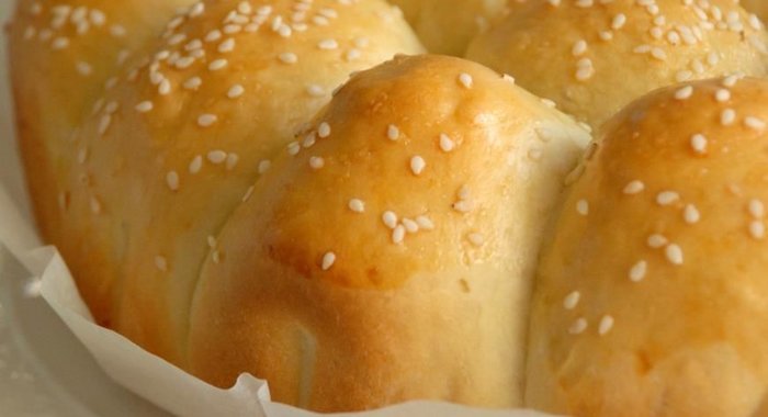 Дрожжевой пирог с сосисками и соусом карри «По-неаполитански»