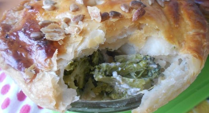 Зеленая гречка под слоеным тестом