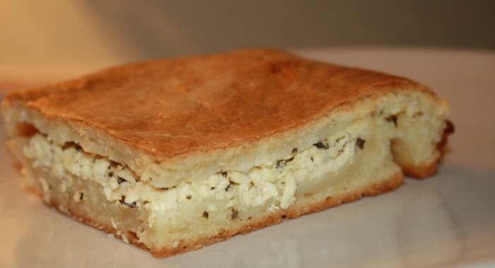 Пирог из творожного теста с сырной начинкой