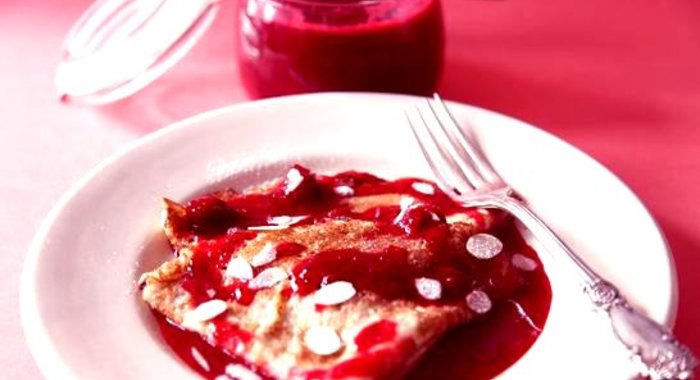 Блины с вишневым соусом