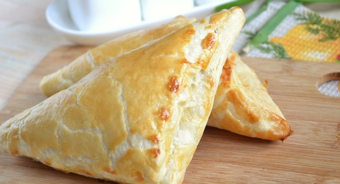 Хачапури с сыром из слоеного теста