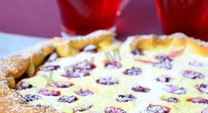 Пирог с вишней и творогом