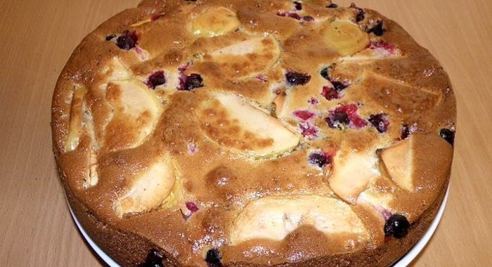 Шарлотка с яблоками и смородиной