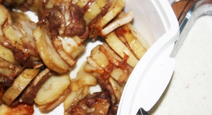 Кебаб из молодого картофеля со свиной грудинкой на мангале