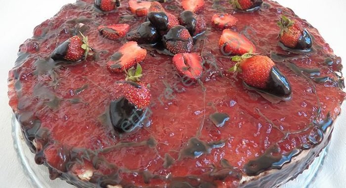 Бисквитный торт Кудряшка со сливками клубникой и шоколадом