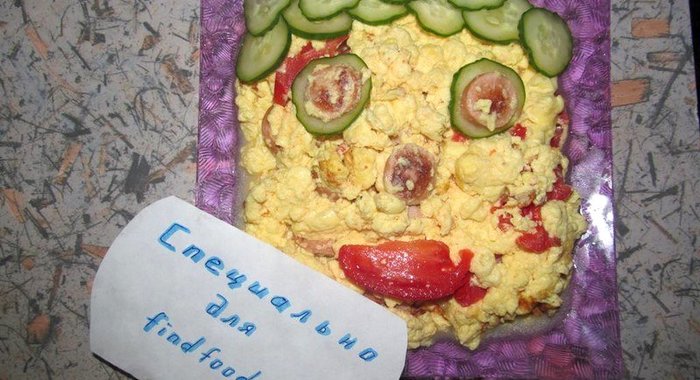 Воздушный омлет с помидорами и сосиской