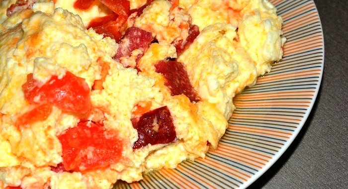 Омлет с колбасой и помидорами