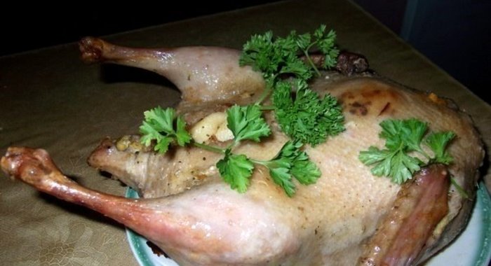 Утка, фаршированная блинами