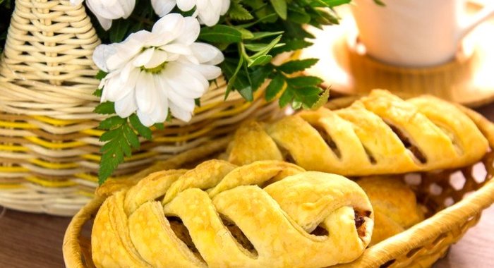 Пирожки из слоеного теста с капустой, беконом и фаршем