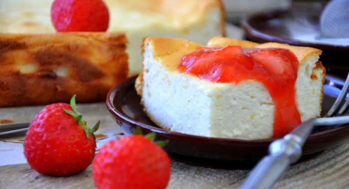 Творожная запеканка с клубничным соусом